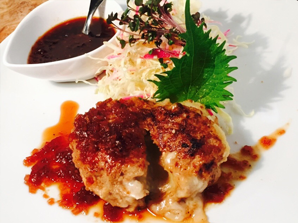 中からとろ～り、ポテサラinハンバーグ